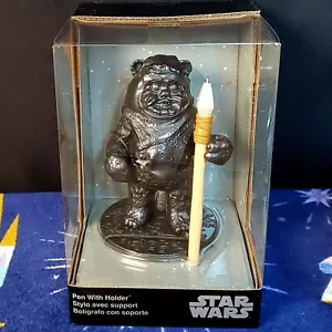 Nuevo soporte para figuras Ewok de la saga Star Wars 2022 de los parques de Disney con lápiz - Imagen 1 de 3