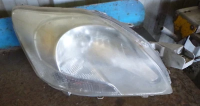 Faro derecho Toyota Yaris 1/06-1/16 NCP93 sedán (X) Foto 1 de 4