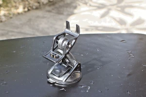 GARMIN - GPS - STREET PILOT CRADLE - MOUNT BASE - Picture 1 of 3