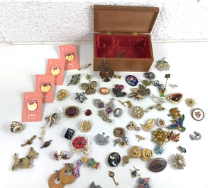 Lined Wooden Box of Vintage Brooches Mixed Styles/ Ages - Picture 1 of 11