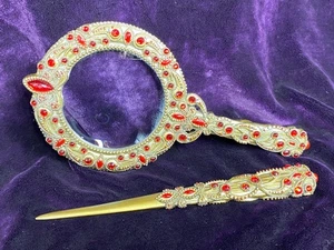 Juego de lupa y abrecartas ponderadas tono dorado con pedrería de rubí sintético - Imagen 1 de 12