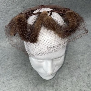 Cappello fascinatore vintage anni 60 marrone raso fiocco con velo floccato, mini stravagante - Foto 1 di 4