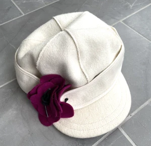 Stormy Kromer Petal Pusher Wool Cap Hat Winter White/Raspberry Size 7 1/8 - Picture 1 of 6