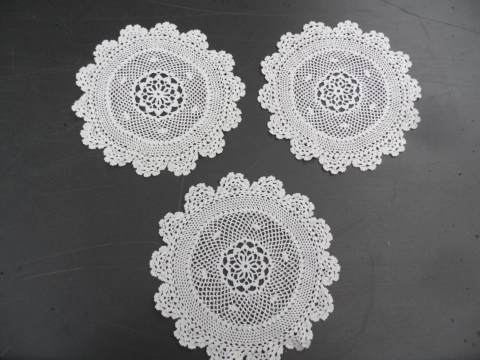 3 Stück Häkeldeckchen - WeißBeige  - 21 cm Durchmesser - Handarbeit - Bild 1 von 1