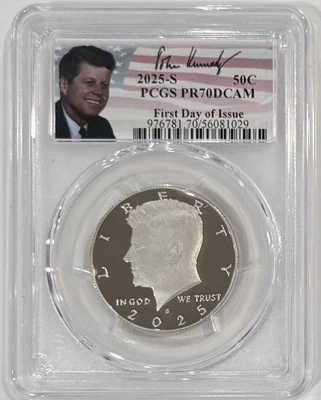 Medio dólar Kennedy 2025 S vestido a prueba graduación profesional PR70DCAM FDOI, etiqueta de retrato firmada Foto 1 de 2