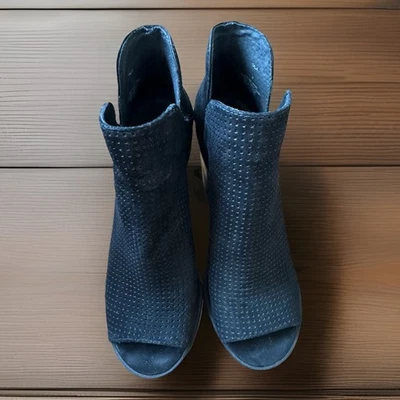 Steve Madden Tala Black Perforated Leather Black Bootie Stacked Heel. Size 7 Foto 1 de 4