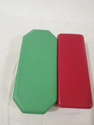  Estuche rígido verde SWAROVSKI + Estuche de gafas CAROLINA HERRERA rojo duro Foto 1 de 4