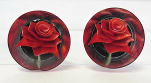 Reverse geschnitzte rote Rose Lucite Ohrringe rund Vintage Schraubverschluss Blume Intaglio - Bild 1 von 11