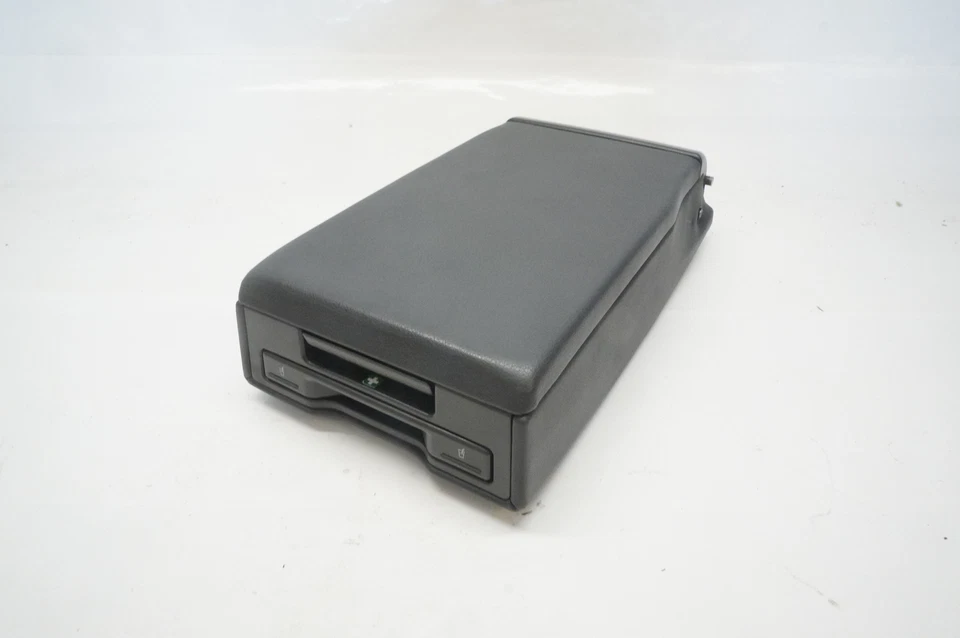 Консоль подлокотника заднего сиденья Audi S4 2004-2008 годов выпуска 8E0885081AC - Изображение 1 из 4