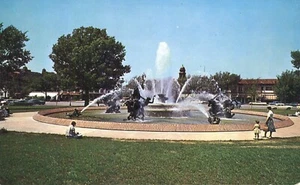 Postal Family at JC Nichols Memorial Fountain Kansas City Missouri - Imagen 1 de 2