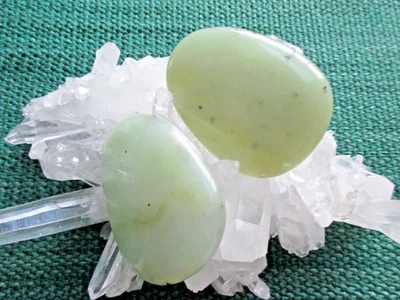 2 China-Jade (Serpentin) Daumensteine - Bild 1 von 2