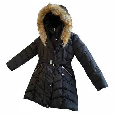 Chaqueta acolchada acolchada con capucha con ribete de piel sintética RACHEL ROY negra talla grande Foto 1 de 4