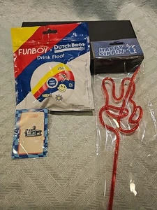 Dutch Bros LUGLIO 2025 Merch Drop!! GALLEGGIANTE PER BEVANDE con cannuccia pazza rossa! - Foto 1 di 5