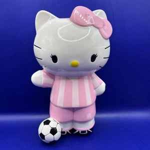RARO 2013 Sanrio Co. LTD. Hello Kitty 9" Jugador de Fútbol Rosa Uniforme Banco de Cerámica - Imagen 1 de 14
