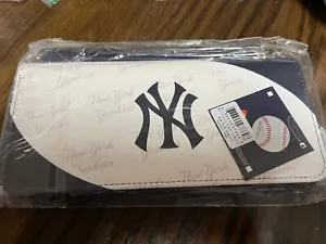 ONE BRAND NEW MLB NEW YORK YANKEES CURVED ZIP ORGANIZER WALLET CTM14 - Picture 1 of 7