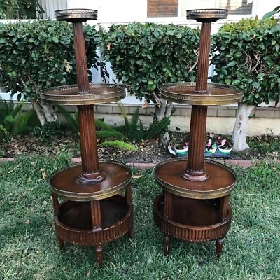 Par de mesas antiguas de presentación francesa Louie XVI  Foto 1 de 4