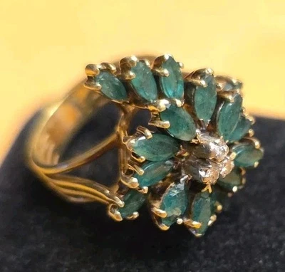 Anillo de cóctel vintage de oro de 14k natural con racimo de 17 esmeraldas diamantes Italia talla 5  Foto 1 de 4