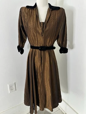 Vestido ajustado y acampanado vintage de terciopelo negro metálico de bronce de los años 40 Foto 1 de 4