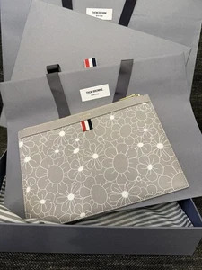 Pochette porta documenti Thom Browne $900 in pelle floreale nuova con etichette, Italia - Foto 1 di 9