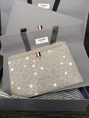 NUEVO CON ETIQUETAS Y bolsa para el polvo THOM BROWNE $900 Bolso sin asas de cuero floral porta documentos, Italia Foto 1 de 4