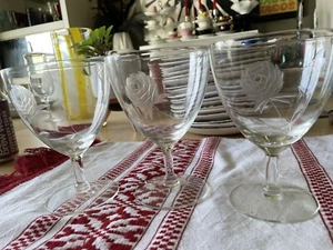Vintage Rose geätzte KRISTALL Gläser mit Füßen 10oz Wasserbecher 5,5"" gestampft 3er Set - Bild 1 von 5