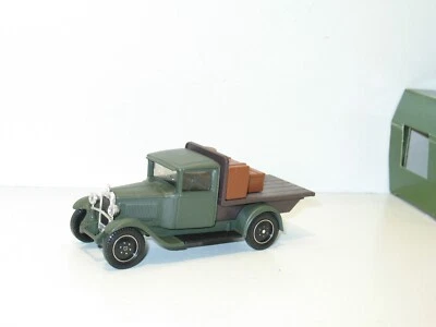 Camión militar SOLIDO, Citroen C4F en color caqui con un montón de cajas Foto 1 de 3