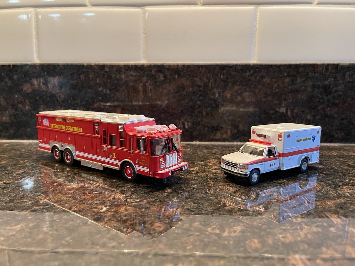 未使用 CODE3 AMBULANCE DIE CAST ミニカー CODE 3 EMS CHICAGO FIRE DEPT FORD E 350 AMBULANCE #12056