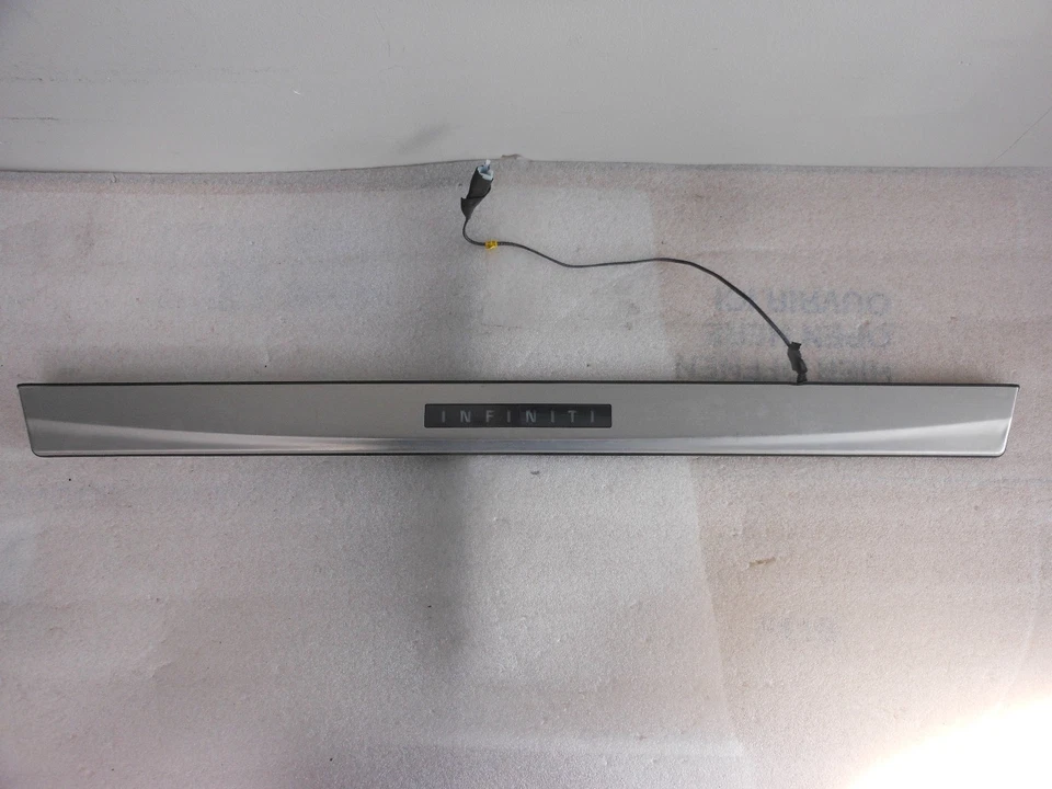 Infiniti M35 2006-2008 placa de desgaste delantera moldeada OEM Foto 1 de 4