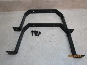 SIMPLICITY ARRENDADOR DLX 18HP CORTACÉSPED TRACTOR TANQUE DE COMBUSTIBLE CORREA DE METAL SOPORTES - Imagen 1 de 6