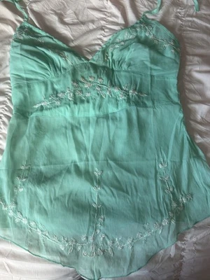 Camiseta sin mangas halter de gasa de seda con cuentas Foto 1 de 4