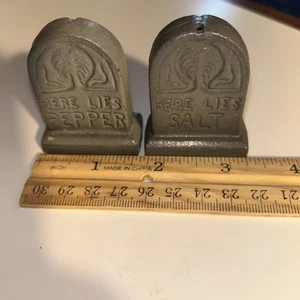 Vintage 50er Jahre Metall Grabstein S&P Shaker TOP / Halloween Neuheit Box 17#71 - Bild 1 von 3