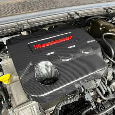 Cubierta de motor efecto carbono Mk2 Puma ST Line 1.0 MHEV - insignia de carbono logotipo rojo Foto 1 de 2