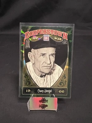 Colección Panini Cooperstown 2013 - Casey Stengel #62 fragmento de cristal verde Foto 1 de 2