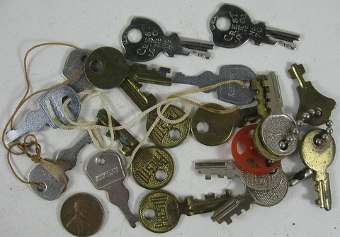 Lot of Vintage Small Lock Keys Old Luggage Keys Cover