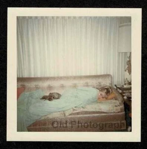 SOFÁ/SOFÁ PARA DORMIR DE PELO RUBIO SEÑORA CON PERRO NEGRO FOTO ANTIGUA/DE COLECCIÓN INSTANTÁNEA-F160 - Imagen 1 de 1