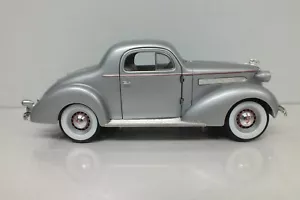 1936 Pontiac Deluxe Signature 1:18 Die Cast - Picture 1 of 10