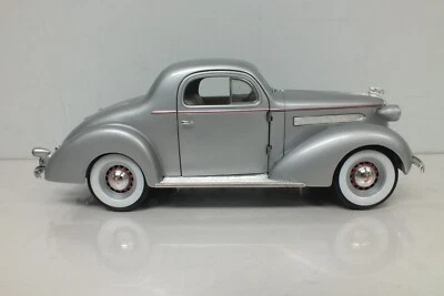 1936 Pontiac Deluxe Signature 1:18 Die Cast - Image 1 of 4