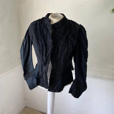 Corpiño de algodón de seda negro con forro a rayas ropa antigua francesa de finales del siglo XIX Foto 1 de 4