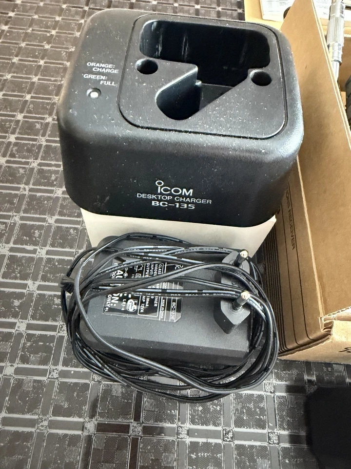 Icom Caricabatterie Da Tavolo Bc-135 - Immagine 1 di 1