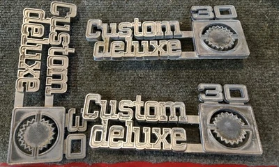 Lote de 3 colgadores de pared C30 C 30 Chevrolet Chevy Custom Deluxe 30 emblema 349684  Foto 1 de 4