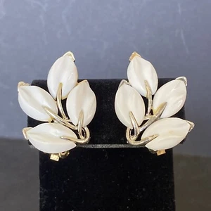 Vintage White Floral Silver Toned Clip on Smooth Classy Boho Opaque Earrings MCM - Foto 1 di 7