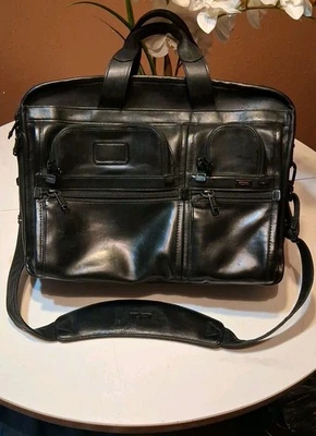 Maletín Tumi Alpha T-Pass Pantalla Mediana Bolso para Laptop Cuero 96145DH Reg $650 Foto 1 de 4