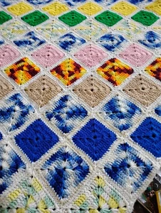 DIVANO VINTAGE FATTO A MANO ALL'UNCINETTO NONNA QUADRATO AFGANO 40" X 58" MULTICOLORE COMODO! - Foto 1 di 5