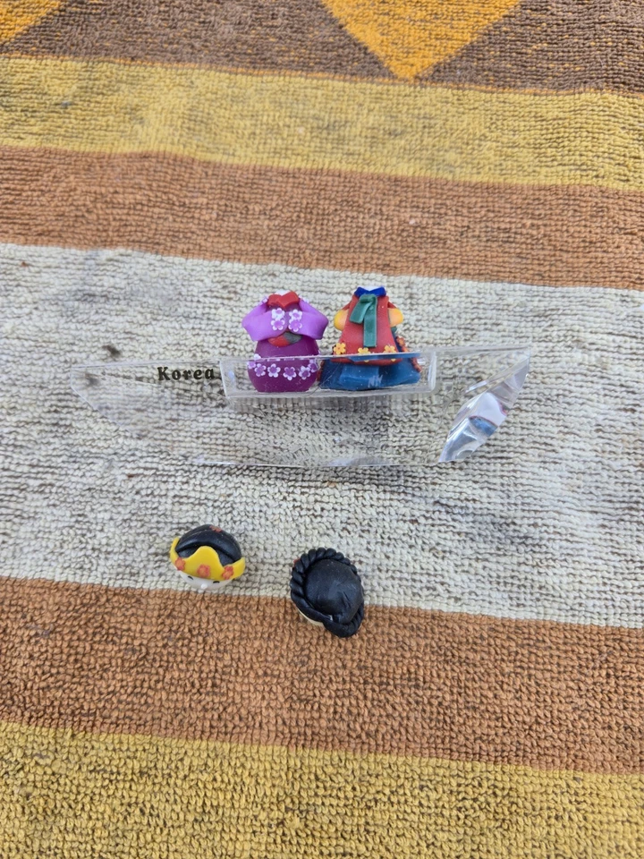 Muñecas Nativas Coreanas Ceremonial Cristal Barco Hecho en Corea NECESITA REPARACIÓN Foto 1 de 1