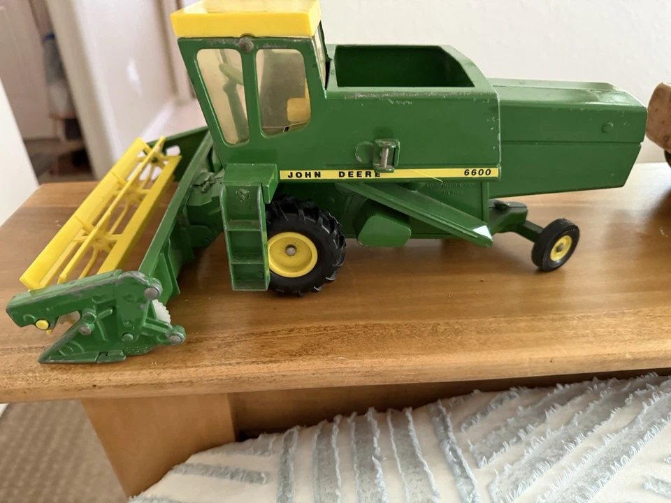 Vintage ERTL John Deere Combine 6600 Die-Cast Metal Farm Equipment STK#558 - Image 1 of 4