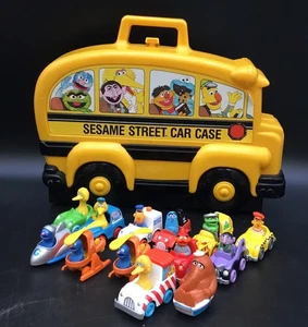 Vehículos diecast Hasbro Sesame St de colección y estuche de transporte de coleccionista - Imagen 1 de 13