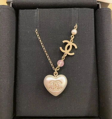 Genuino CHANEL 21B CC Coco Neige Cristal Corazón Colgante Collar Foto 1 de 4