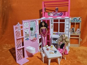 Barbie 2-stöckiges Fold & Go Puppenhaus mit Puppen + Essen & Möbeln!!! - Bild 1 von 9