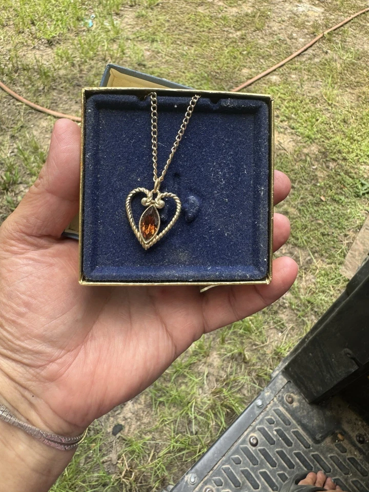 BONITO COLLAR VINTAGE AVON 20” EN FORMA DE CORAZÓN CON TOPACIO PEDRERÍA MARQUÉS  Foto 1 de 1