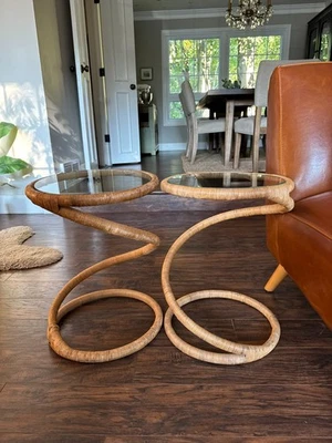 Mesas auxiliares vintage de ratán, par de modernas de mediados de siglo de 1970, envueltas en acero doblado Foto 1 de 4